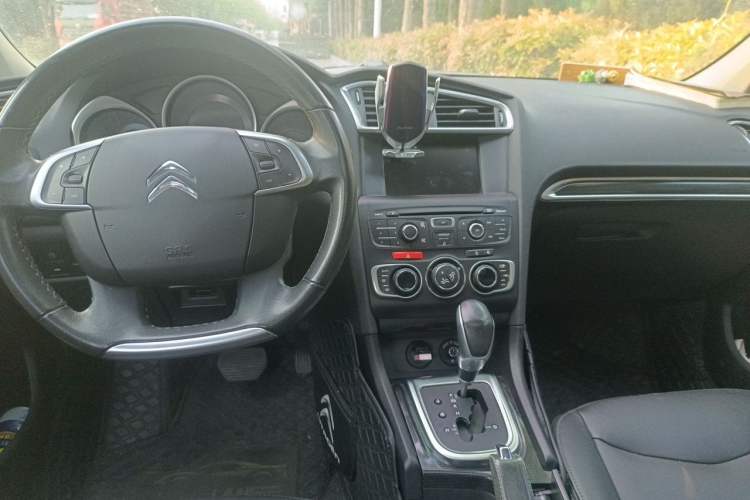 Used Citroen C4L 2014 1.6THP Intelligent Drive Automatic Dynamic Model Center Console