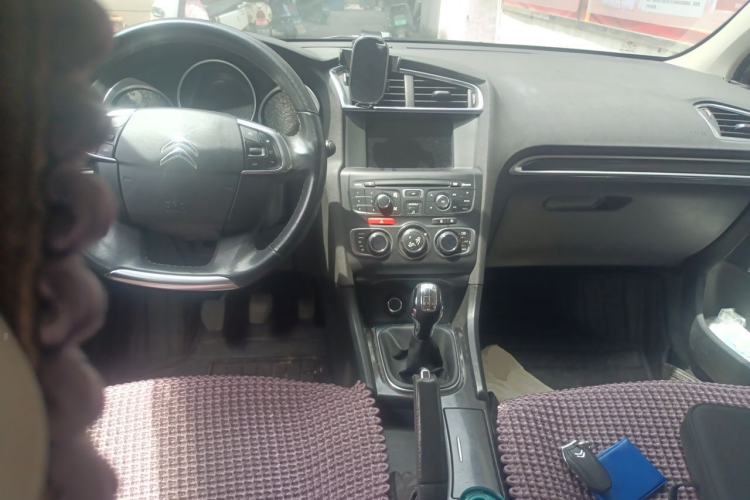 Used Citroen C4L 2014 1.8L Intelligent Drive Manual Version – Dynamic Edition Center Console