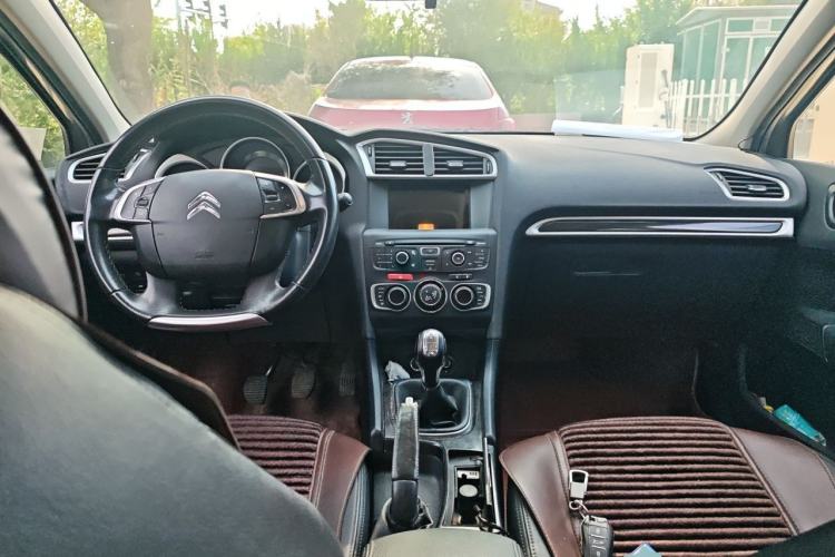 Used Citroen C4L 2014 1.8L Intelligent Drive Manual Version – Dynamic Edition Center Console