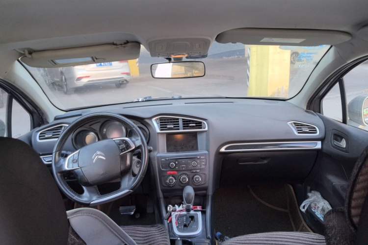 Used Citroen C4L 2014 1.8L Intelligent Drive Automatic Enjoyment Model Center Console