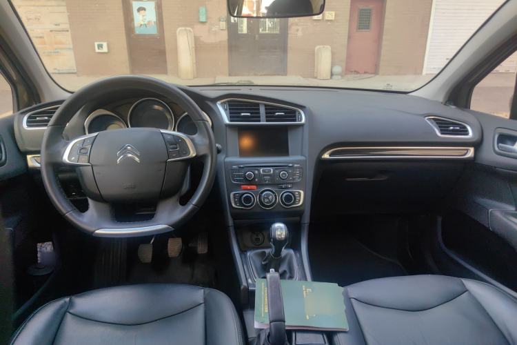 Used Citroen C4L 2014 1.8L Intelligent Drive Manual Version – Dynamic Edition Center Console