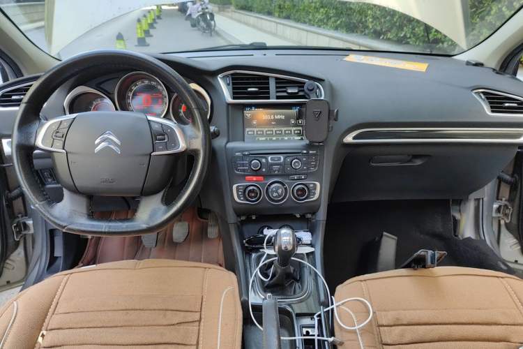 Used Citroen C4L 2014 1.8L Intelligent Drive Manual Version – Dynamic Edition Center Console