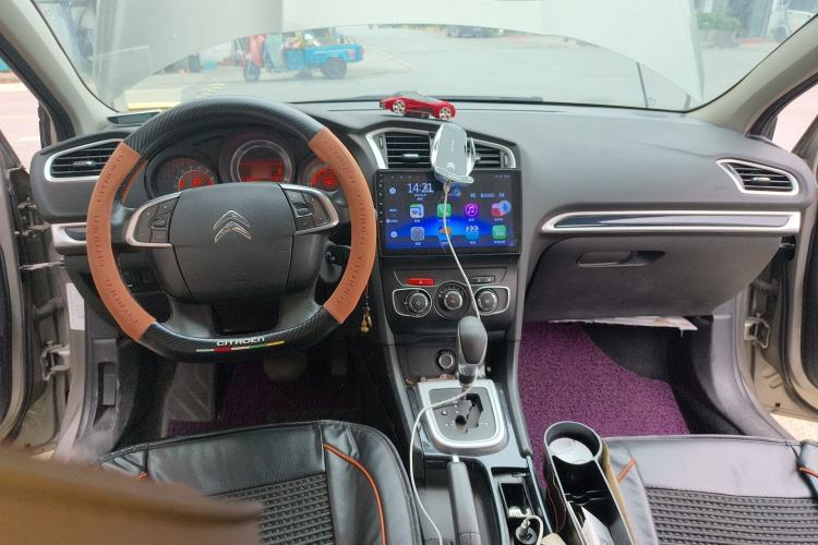 Used Citroen C4L 2014 1.8L Intelligent Drive Manual Version – Dynamic Edition Center Console