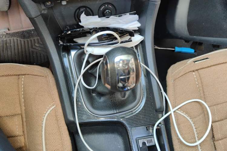 Used Citroen C4L 2014 1.8L Intelligent Drive Manual Version – Dynamic Edition Gear Lever