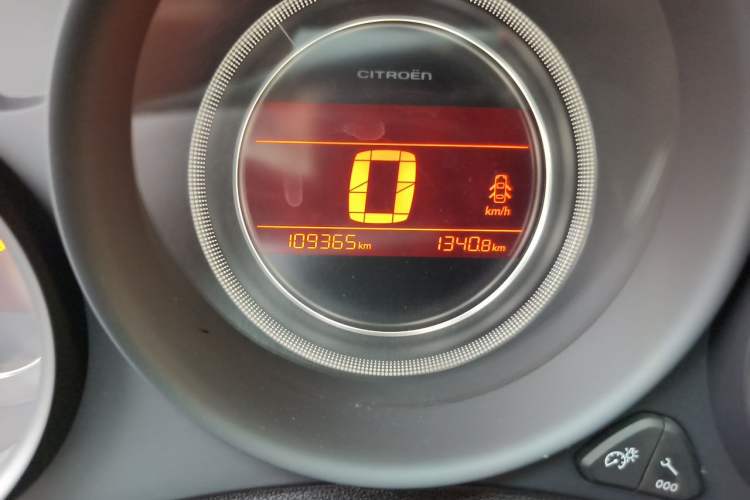Used Citroen C4L 2014 1.8L Intelligent Drive Automatic Enjoyment Model Odometer Close Up