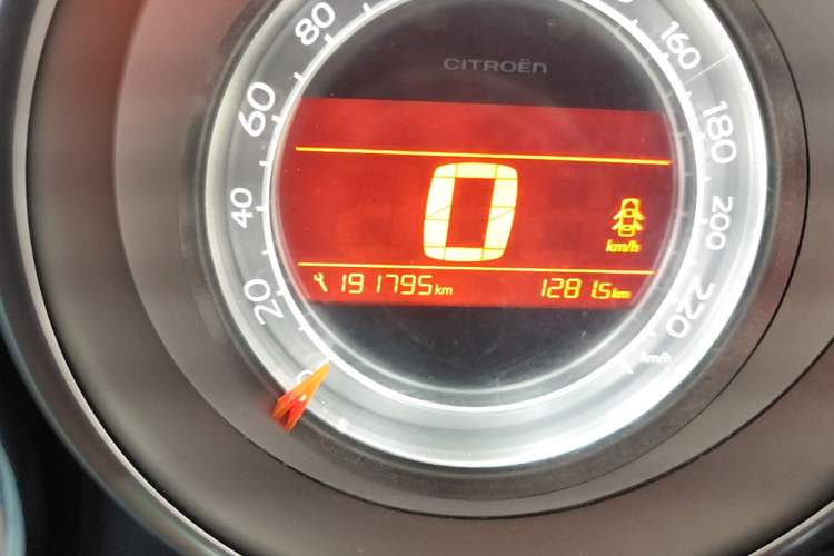 Used Citroen C4L 2014 1.8L Intelligent Drive Automatic Dynamic Model Odometer Close Up
