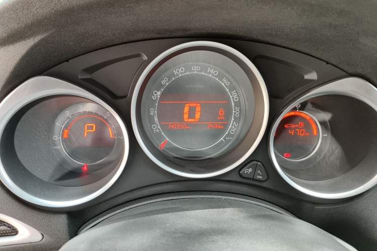 Used Citroen C4L 2014 1.8L Intelligent Drive Automatic Dynamic Model Odometer Close Up