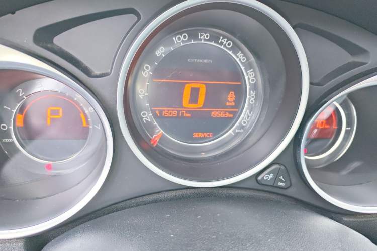 Used Citroen C4L 2014 1.8L Intelligent Drive Automatic Dynamic Model Odometer Close Up