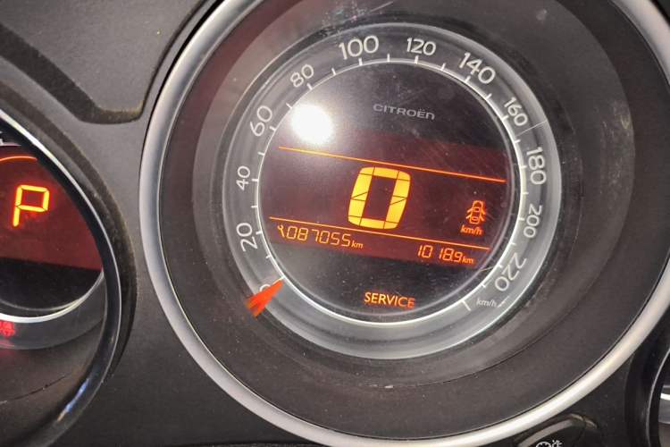Used Citroen C4L 2014 1.8L Intelligent Drive Automatic Dynamic Model Odometer Close Up