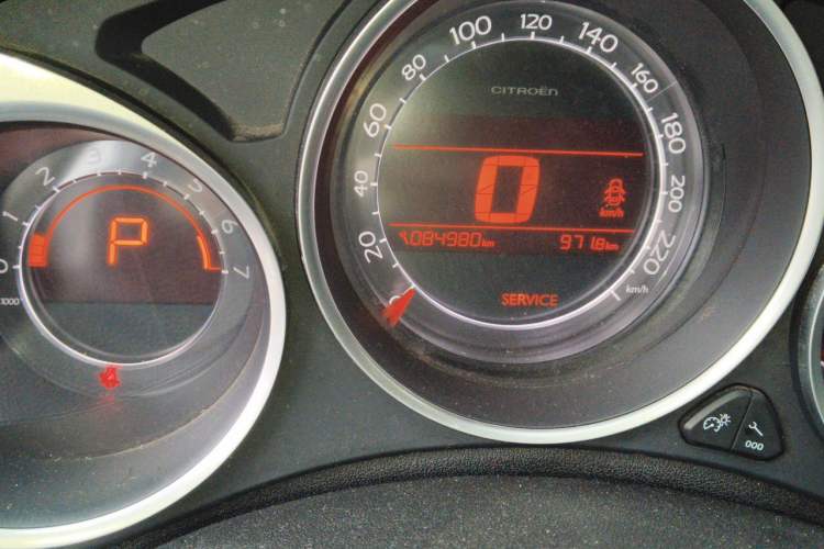 Used Citroen C4L 2014 1.8L Intelligent Drive Automatic Dynamic Model Odometer Close Up