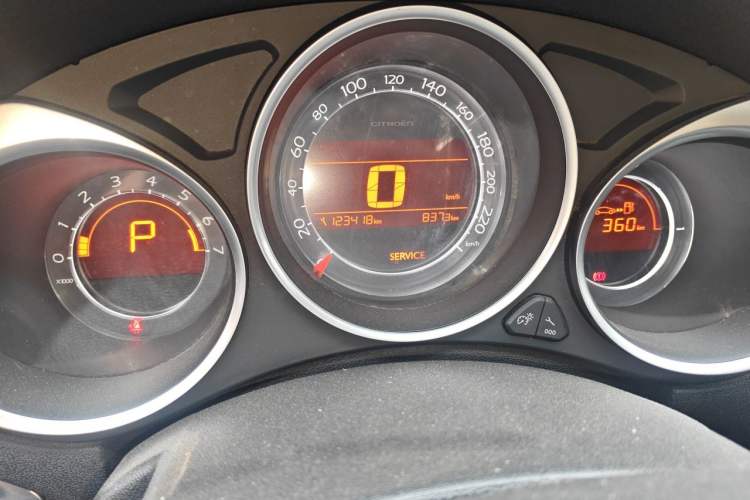 Used Citroen C4L 2014 1.8L Intelligent Drive Automatic Dynamic Model Odometer Close Up