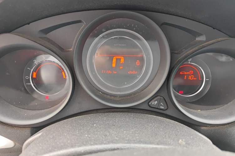 Used Citroen C4L 2014 1.8L Intelligent Drive Manual Enjoyment Model Odometer Close Up