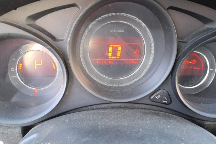 Used Citroen C4L 2014 1.8L Intelligent Drive Automatic Enjoyment Model Odometer Close Up