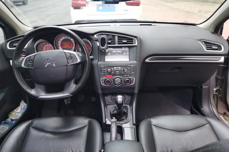 Used Citroen C4L 2014 1.8L Intelligent Drive Manual Version – Dynamic Edition Center Console