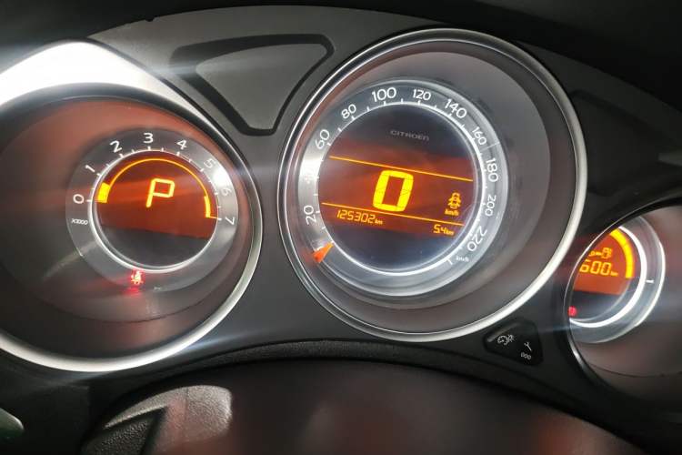 Used Citroen C4L 2014 1.8L Intelligent Drive Automatic Dynamic Model Odometer Close Up