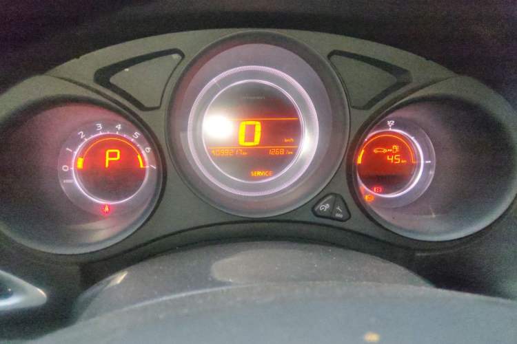 Used Citroen C4L 2014 1.8L Intelligent Drive Automatic Enjoyment Model Odometer Close Up