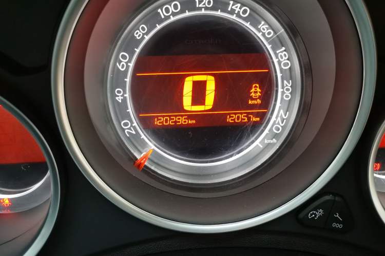 Used Citroen C4L 2014 1.8L Intelligent Drive Manual Version – Dynamic Edition Odometer Close Up