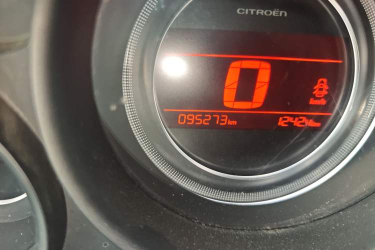 Used Citroen C4L 2014 1.8L Intelligent Drive Automatic Enjoyment Model Odometer Close Up