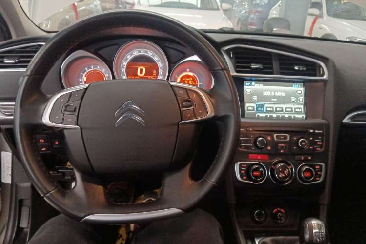 Used Citroen C4L 2014 1.8L Intelligent Drive Manual Version – Dynamic Edition Center Console