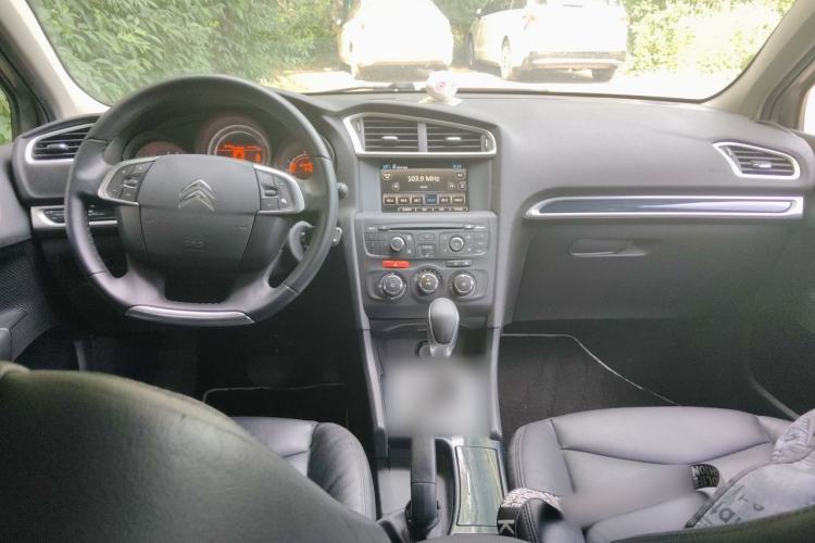Used Citroen C4L 2014 1.8L Intelligent Drive Automatic Enjoyment Model Center Console