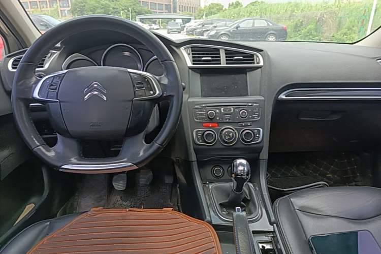 Used Citroen C4L 2014 1.8L Intelligent Drive Manual Version – Dynamic Edition Center Console
