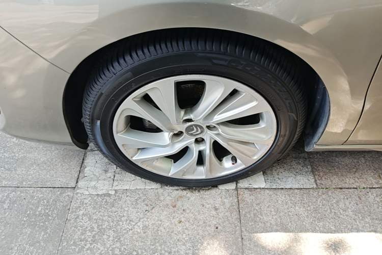 Used Citroen C4L 2014 1.6THP Intelligent Drive Automatic Dynamic Model Left Front Wheel Hub