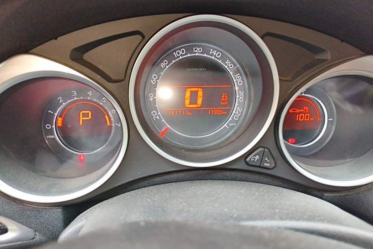 Used Citroen C4L 2014 1.6THP Intelligent Drive Automatic Dynamic Model Odometer Close Up