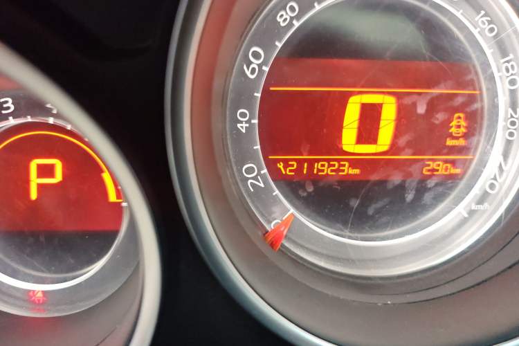 Used Citroen C4L 2014 1.8L Intelligent Drive Automatic Dynamic Model Odometer Close Up