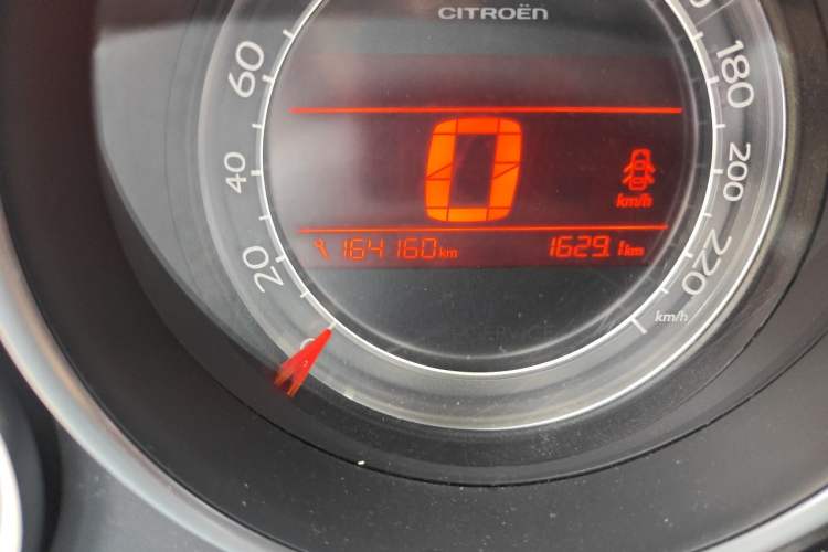 Used Citroen C4L 2014 1.8L Intelligent Drive Automatic Dynamic Model Odometer Close Up