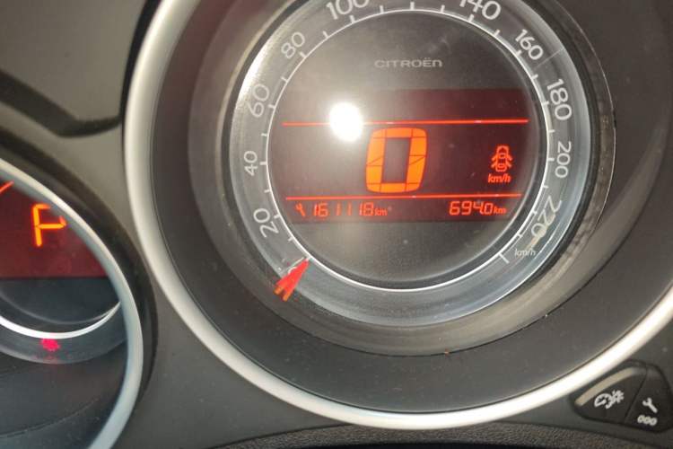 Used Citroen C4L 2014 1.8L Intelligent Drive Automatic Dynamic Model Odometer Close Up