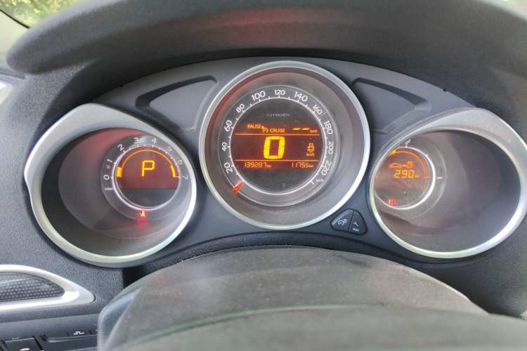 Used Citroen C4L 2014 1.8L Intelligent Drive Automatic Dynamic Model Odometer Close Up