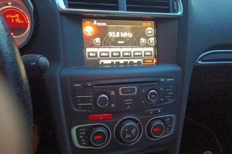 Used Citroen C4L 2014 1.6THP Intelligent Drive Automatic Dynamic Model Audio And AC Panel