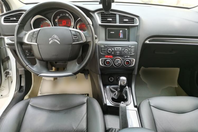 Used Citroen C4L 2014 1.8L Intelligent Drive Manual Version – Dynamic Edition Center Console
