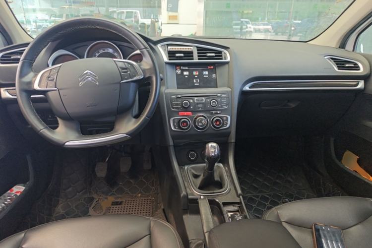 Used Citroen C4L 2014 1.8L Intelligent Drive Manual Version – Dynamic Edition Center Console