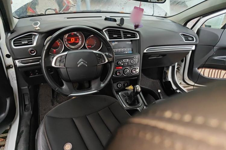 Used Citroen C4L 2014 1.8L Intelligent Drive Manual Version – Dynamic Edition Center Console