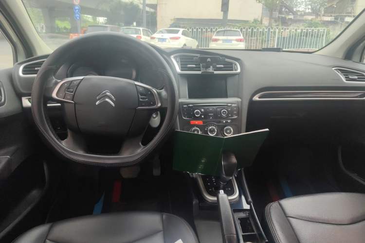 Used Citroen C4L 2014 1.8L Intelligent Drive Automatic Enjoyment Model Center Console