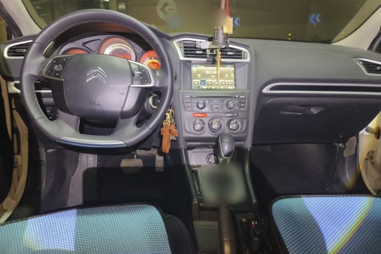 Used Citroen C4L 2014 1.8L Intelligent Drive Automatic Enjoyment Model Center Console