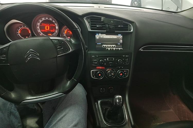 Used Citroen C4L 2014 1.8L Intelligent Drive Manual Version – Dynamic Edition Center Console