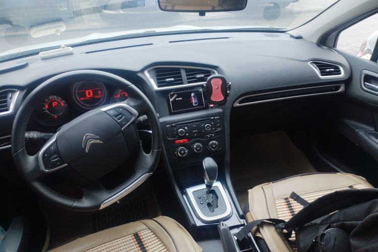 Used Citroen C4L 2014 1.8L Intelligent Drive Automatic Enjoyment Model Center Console