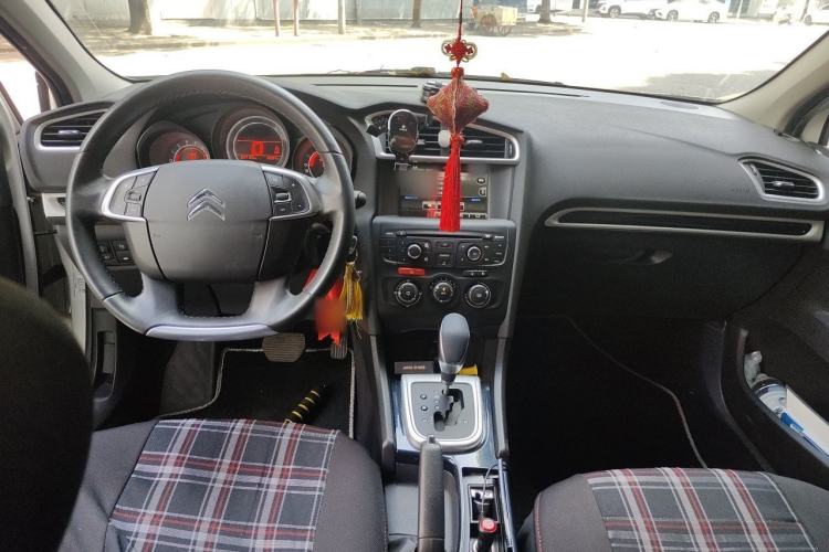 Used Citroen C4L 2014 1.8L Intelligent Drive Automatic Enjoyment Model Center Console