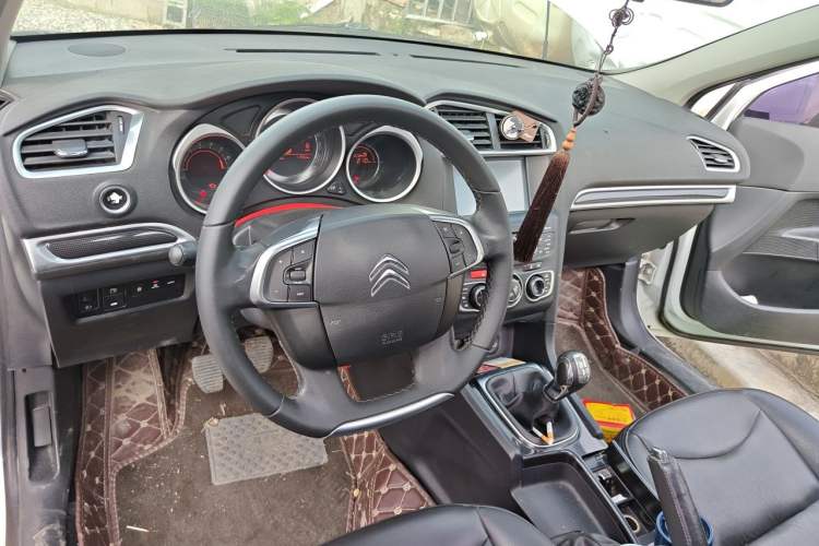 Used Citroen C4L 2014 1.8L Intelligent Drive Manual Version – Dynamic Edition Center Console