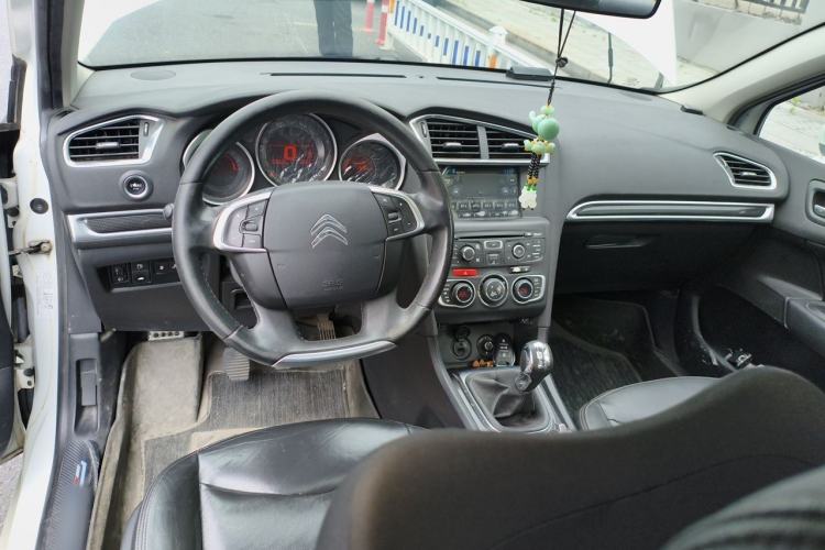 Used Citroen C4L 2014 1.8L Intelligent Drive Manual Version – Dynamic Edition Center Console