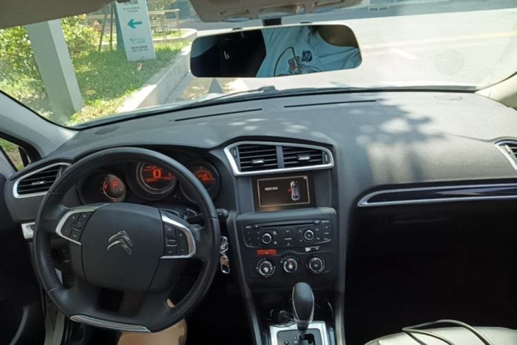 Used Citroen C4L 2014 1.8L Intelligent Drive Automatic Enjoyment Model Center Console