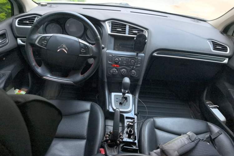 Used Citroen C4L 2014 1.8L Intelligent Drive Automatic Enjoyment Model Center Console