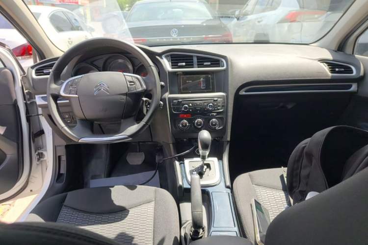 Used Citroen C4L 2014 1.8L Intelligent Drive Automatic Enjoyment Model Center Console