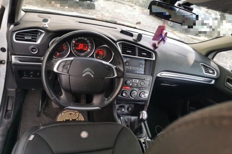 Used Citroen C4L 2014 1.8L Intelligent Drive Manual Version – Dynamic Edition Center Console