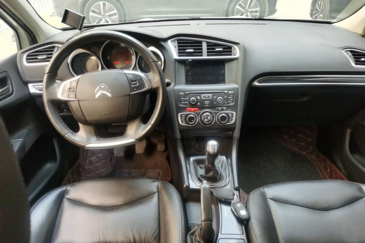 Used Citroen C4L 2014 1.8L Intelligent Drive Manual Version – Dynamic Edition Center Console