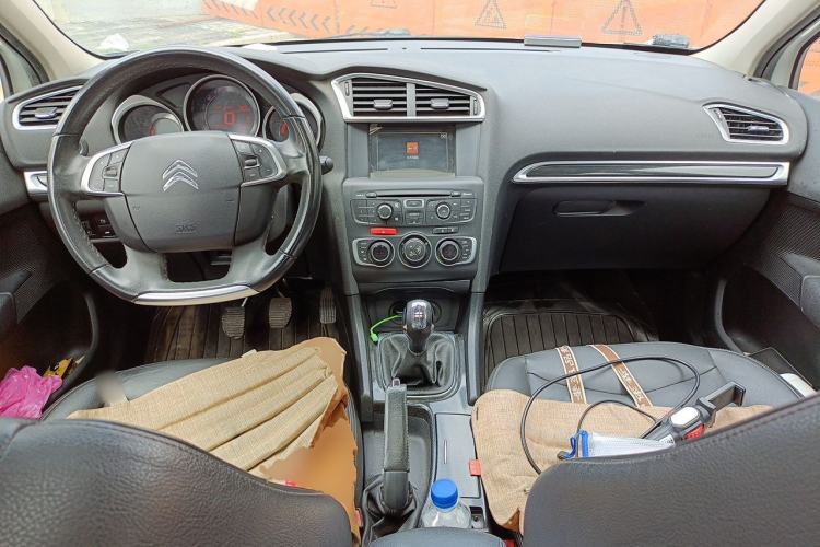 Used Citroen C4L 2014 1.8L Intelligent Drive Manual Version – Dynamic Edition Center Console