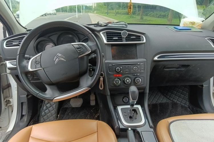Used Citroen C4L 2014 1.8L Intelligent Drive Automatic Enjoyment Model Center Console