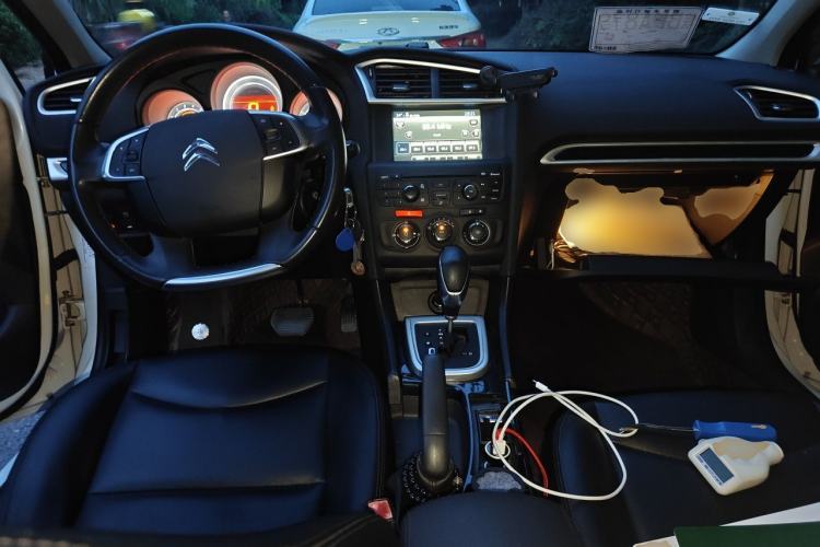 Used Citroen C4L 2014 1.8L Intelligent Drive Automatic Enjoyment Model Center Console